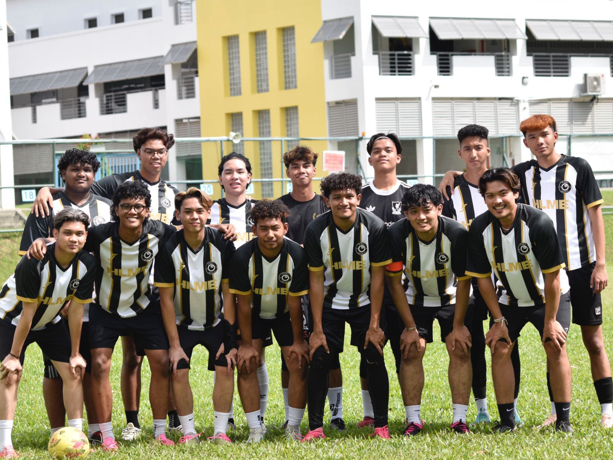 Team photo in black and gold jerseys